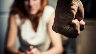 Ποιος είναι ο δημοσιογράφος που κατηγορείται για ξυλοδαρμό της συζύγου του