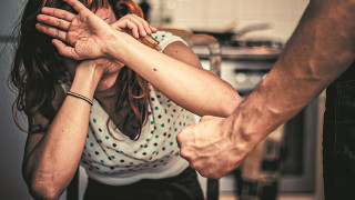 Θεσσαλονίκη: Κράτησε όμηρο τη σύντροφό του μετά από καταγγελία για ενδοοικογενειακή βία