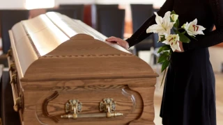 Ερωμένες έστησαν καβγά πάνω από το φέρετρο