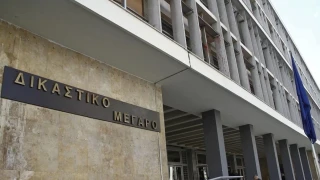 «Έχει γκομενιλίκια»: Αθώα η 77χρονη που συνελήφθη για ξυλοδαρμό του 82χρονου συζύγου της
