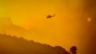 Φωτιά στο Ξυλόκαστρο: Ζημιές σε πυροσβεστικό-Εκκενώσεις οικισμών