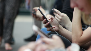 Phone Free February: Ποια είναι η νέα τάση που μας «ξεκόβει» το κινητό