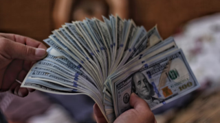 Ιστορικό χαμηλό στο δολάριο: Πώς επηρεάζεται η παγκόσμια οικονομία