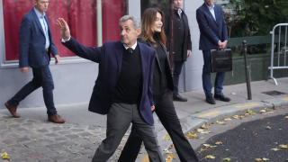Νικολά Σαρκοζί: Η στιγμή που περνά το κατώφλι της φυλακής