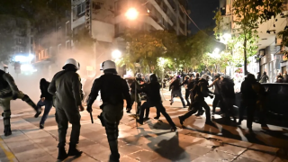 Πεδίο μάχης μεταξύ κουκουλοφόρων και ΜΑΤ τα Εξάρχεια
