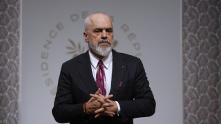 Αναδίπλωση Ράμα για Πλάτωνα και Αριστοτέλη: «Ειπώθηκε για... πλάκα!»