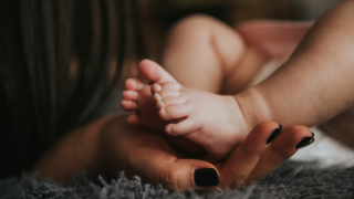 Ηλεία: Σε «παιχνίδι» αποδίδει τις δαγκωματιές οι μητέρα του 10 μηνών βρέφους