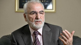 Είναι           μόνος,     ο Ιβάν. Πολύ       μόνος…