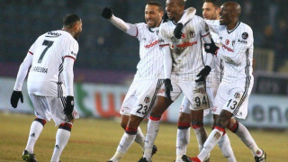 Σφραγίζει το                   εισιτήριο η Μπεσικτάς