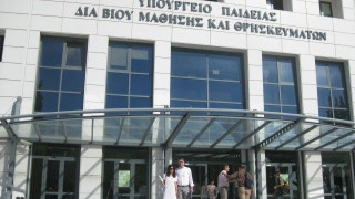 Εκπαίδευση χωρίς παιδεία,                 είναι δέντρο χωρίς κορμό